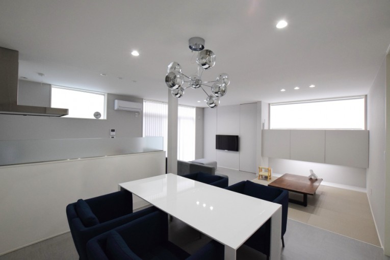 シンプルと無機質を追及したスタイリッシュ空間 ステーツ