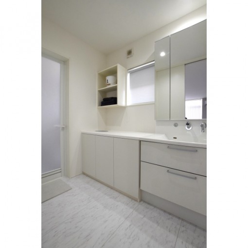 シンプルと無機質を追及したスタイリッシュ空間 ステーツ