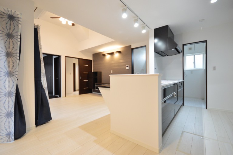 スマートシンプルな外観で 半吹抜けリビングの家 ステーツ