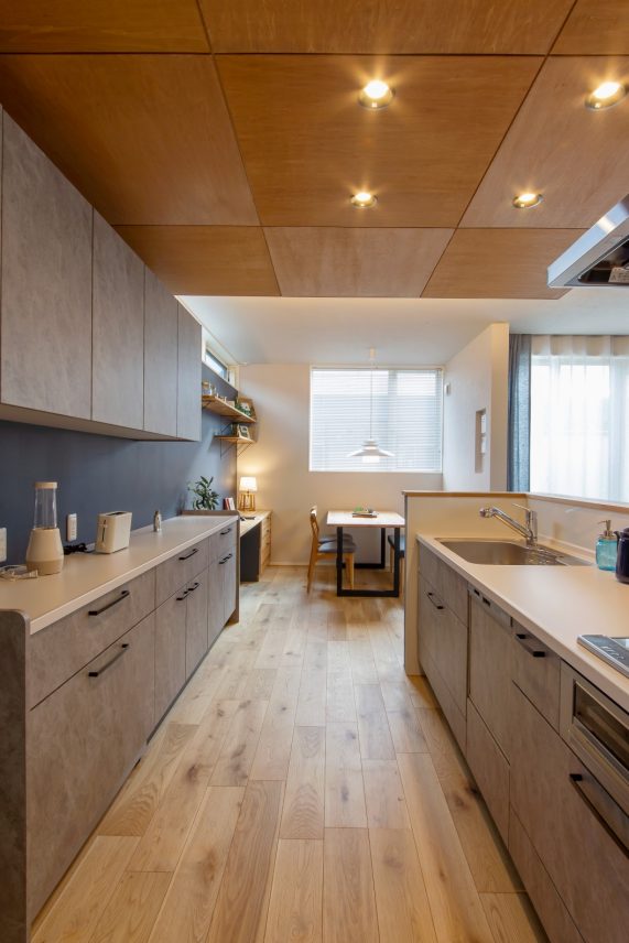 キッチンも無機質なデザインで天井と床の木と調和を図る