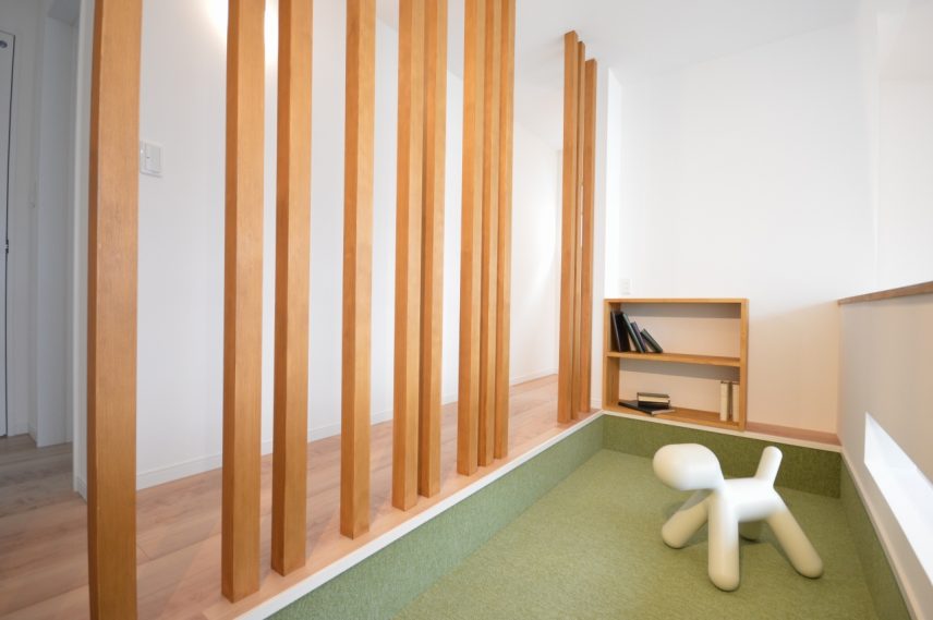 2階ホールの1段下がったスペースを「ヌック」として、お昼寝などに使える心地よいスペース。「林や森」をイメージして木材をランダムに配置し、デザイン性とちょっとした目隠しの機能性を追加。