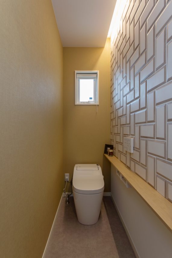 間接照明がタイルを強調するトイレ空間