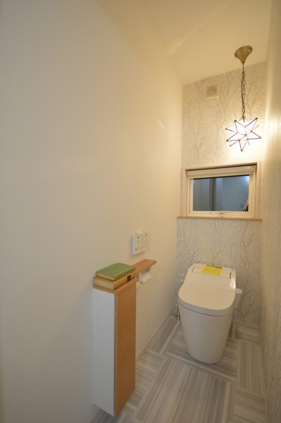 人気の照明器具と壁紙がマッチしたトイレ空間