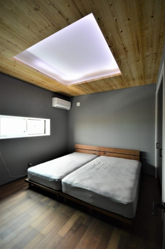折り上げ天井に間接照明を計画した寝室。