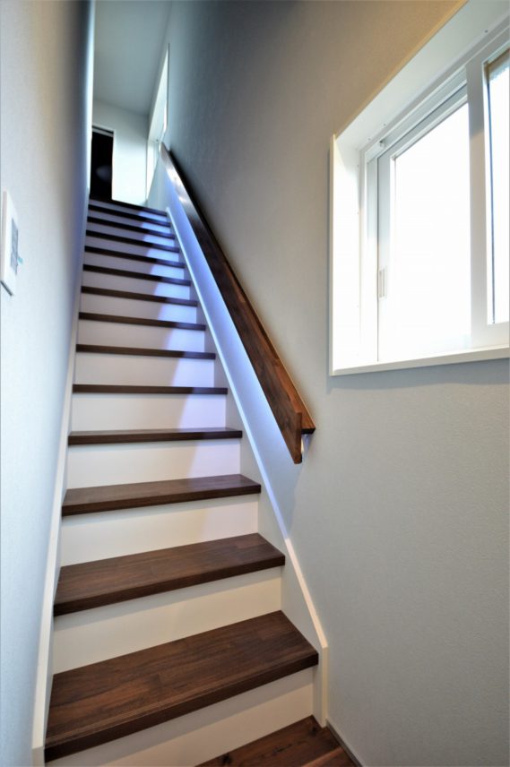 造作手摺から間接照明で階段を照らす。