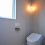 シンプルなフィラメント球ライトがおしゃれなトイレ。