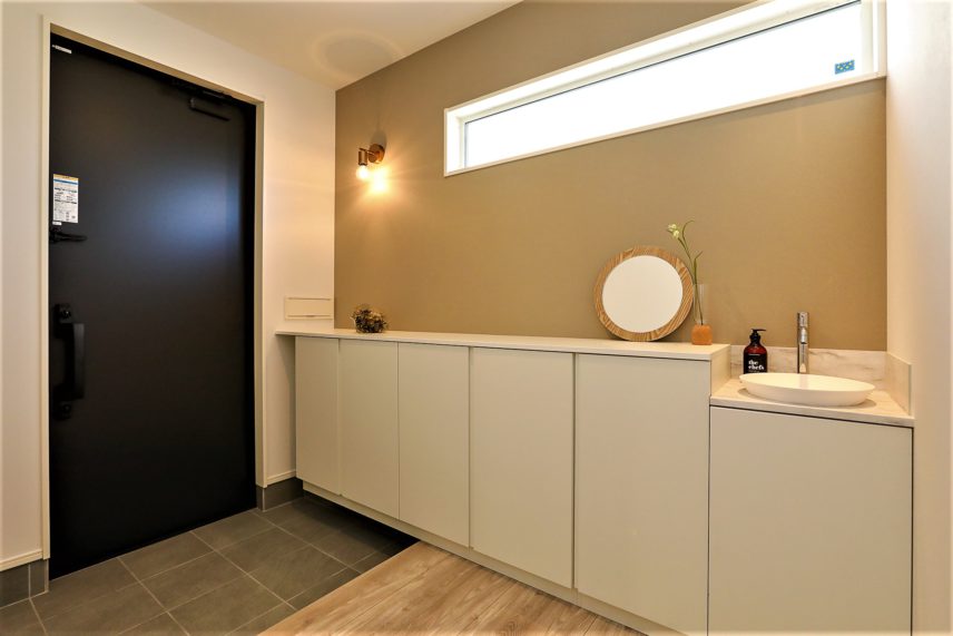 流行の玄関手洗い器を、玄関収納の一部として造作。すっきりとしたデザインに。