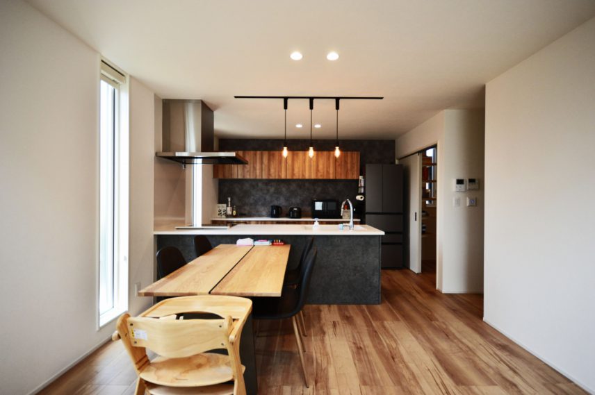キッチン背面も無機質な壁紙と木目の食器棚でインテリア性を。