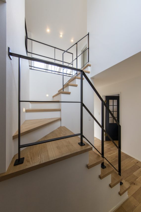 スチールの手摺でシャープなデザインとした階段。階段も空間のデザインとして造形。