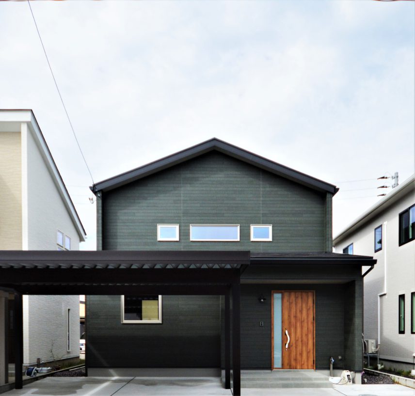 三角屋根×モスグリーンがかっこかわいい外観。玄関ドアの木目がより目立ちます。