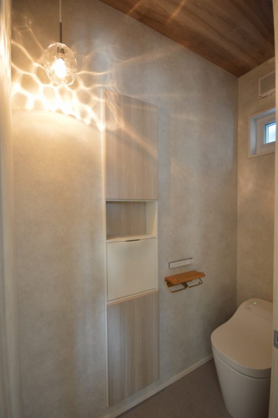 照明の光がデザインになるトイレ空間。
