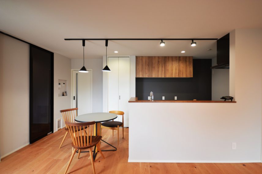 キッチン背面のアクセントクロスがコントラストを演出し、キッチン回りも空間のデザインに。