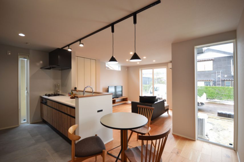 キッチンの床にはモルタル調のフロアタイルを採用。防水性とデザイン性に配慮。