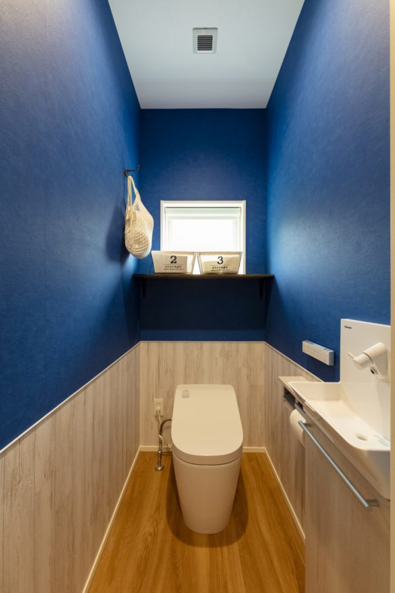 ブルーのインパクトでカリフォルニアスタイルの一部を担うトイレ空間。