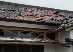 台風で屋根が飛んだイメージ