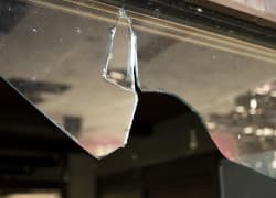 窓ガラスに物が当たり割れたイメージ