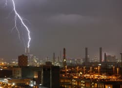 落雷で家電が故障イメージ