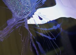 子どもが誤ってテレビを壊したイメージ