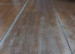 冷蔵庫の水漏れで床材が傷んだイメージ