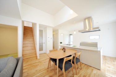 吹き抜けなしのリビング階段とは？メリットとデメリットも紹介！