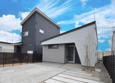 白×グレーで明るくスタイリッシュな外観。