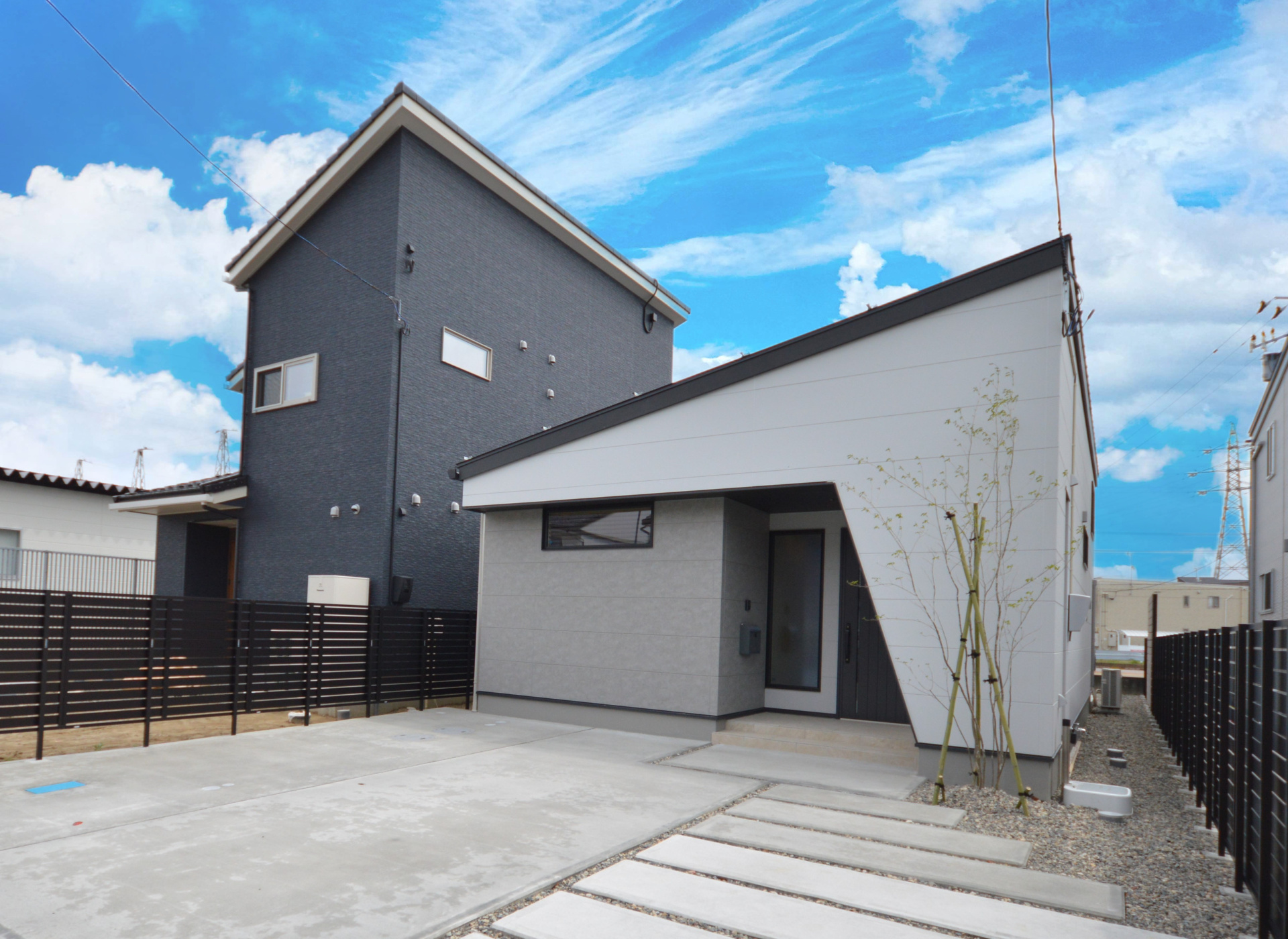 白×グレーで明るくスタイリッシュな外観。