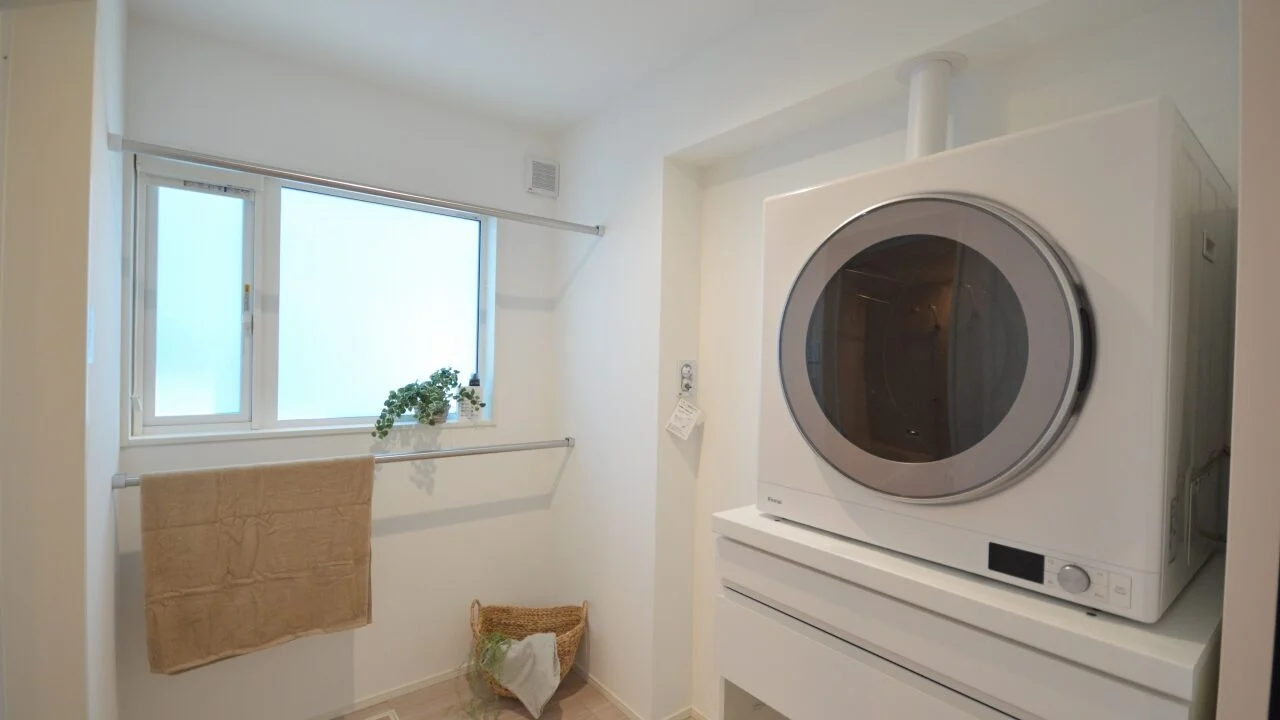 乾太くんを設置し、時短家事も可能なランドリー。

低い位置に物干しパイプを設置し、タオル用としても活用できる。