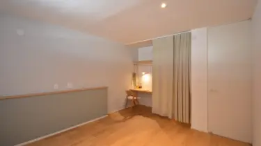 7.6帖＋収納の寝室。

収納はカーテンで仕切れる形とし、一部をデスクスペースとすることでリモートワークにも対応。