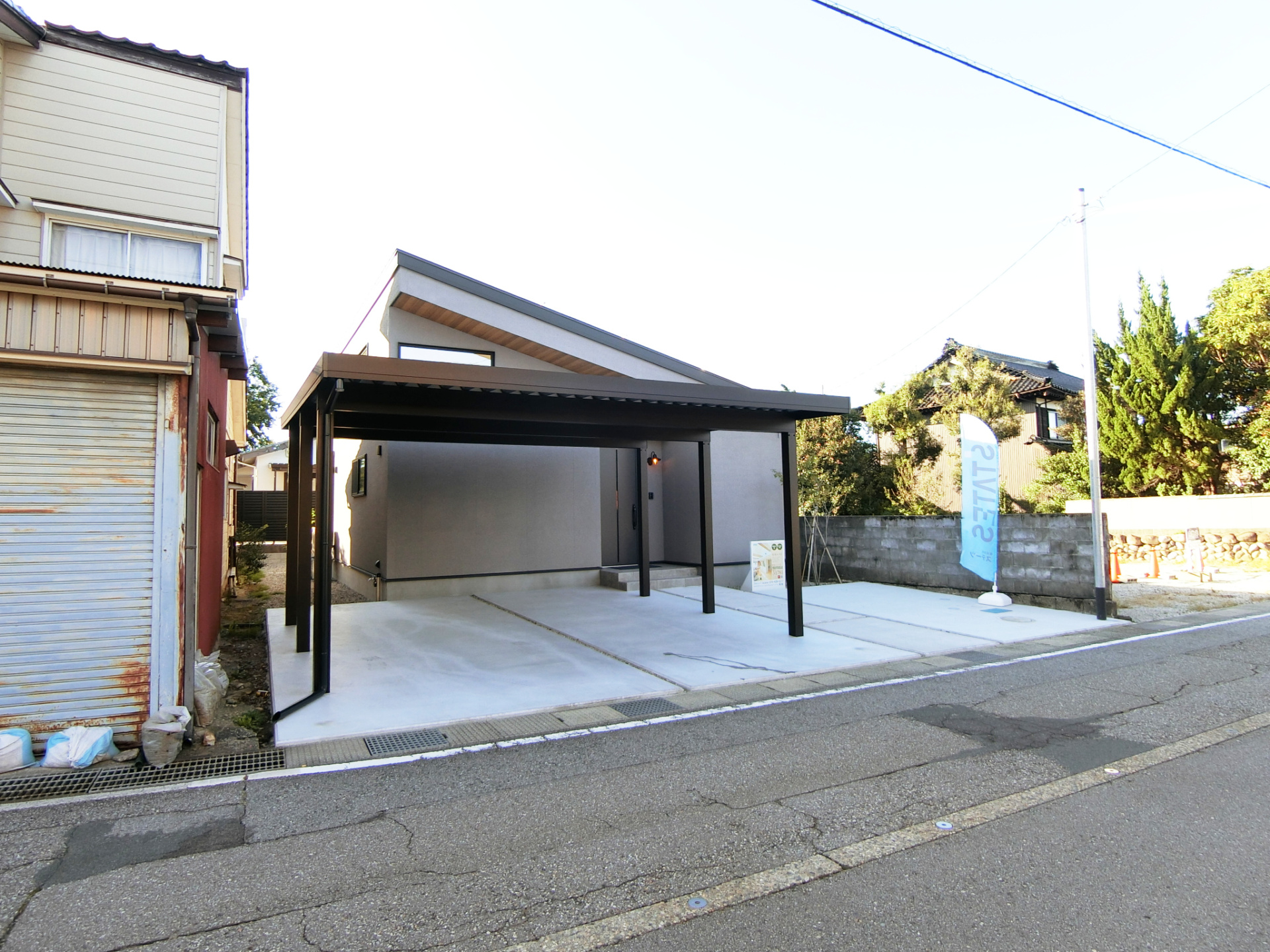 ■現地外観写真（前面道路より）