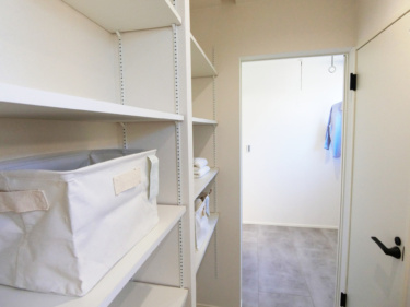 ■洗面コーナーには収納スペースを確保