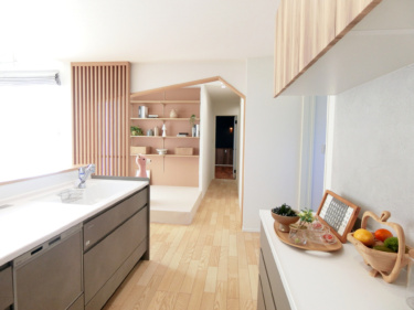 ■キッチンの横に小上がりヌックを設置。ヌックの斜めに切り取ったゆるやかな垂れ壁がＬＤＫのアクセントになります