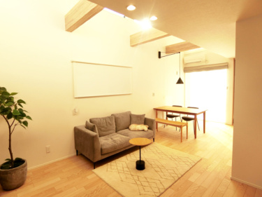 ■吹き抜けと大開口窓から光がたっぷりと降り注ぐ室内