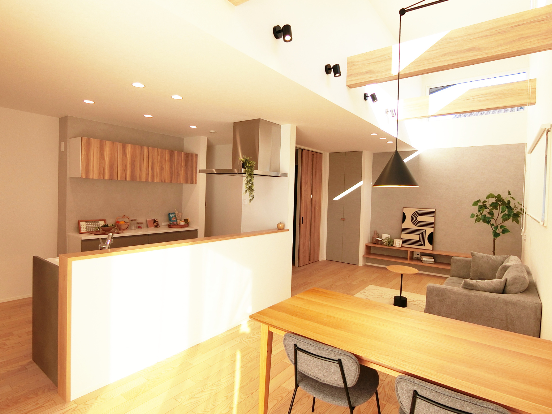 ■ＬＤＫ
※一部の家具は実際に設置されていますが、小物類はイメージとなります。