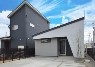 白×グレーで明るくスタイリッシュな外観。