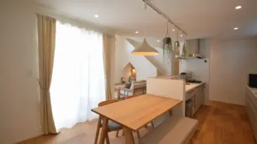 中庭からダイニングにも明るい光が入る構成。