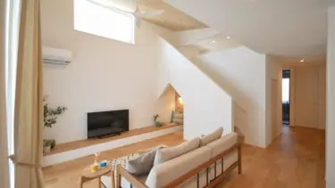 階段下ヌックと、ロフトのある、開放的なリビング空間。

ロフトにいる人、ヌックにいる人、ソファにいる人、ダイニングにいる人・・・

家族それぞれが同じ空間で一緒にいる空気を感じつつ、それぞれの居場所が見つかる空間。