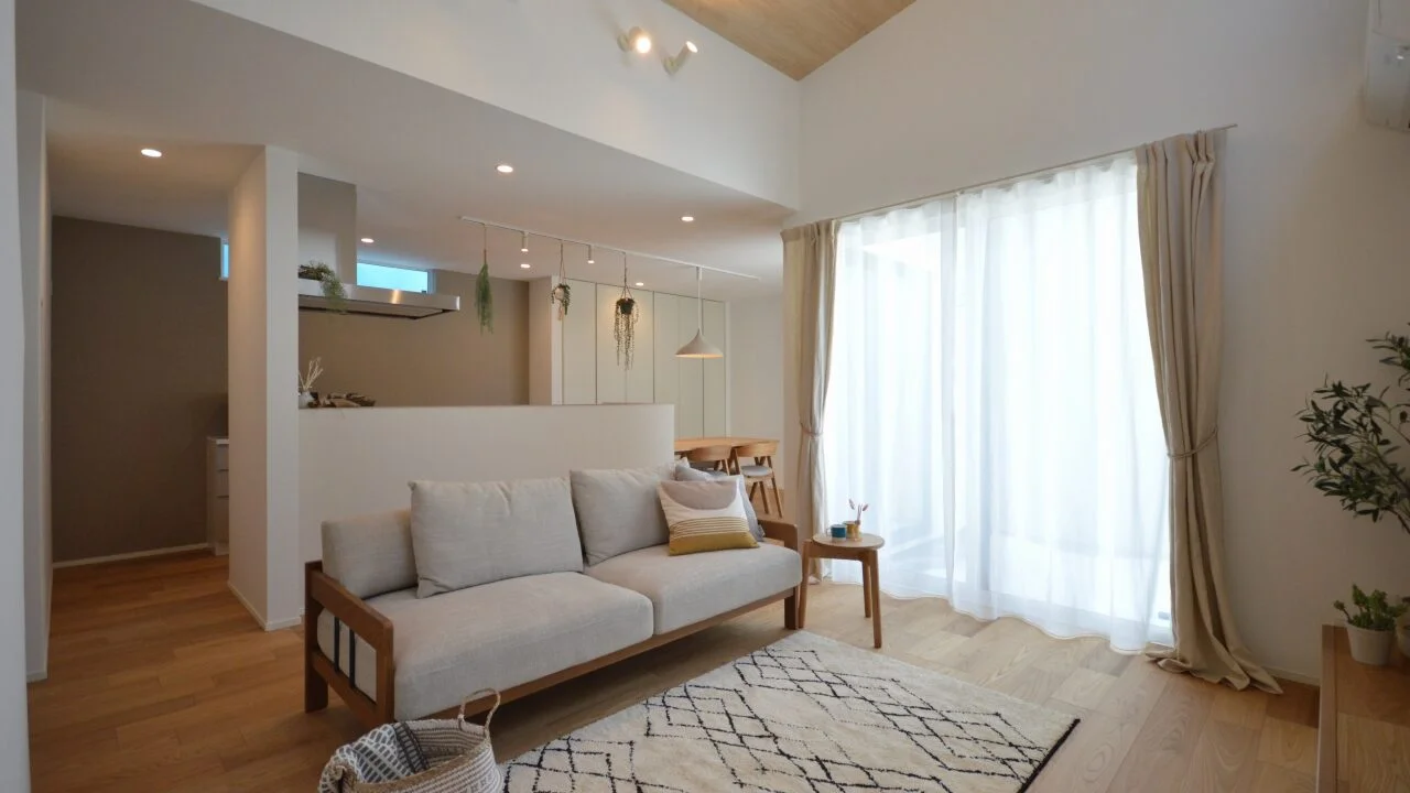 中庭テラスを囲うLDK。明るい光が差し込みます。

横並びのダイニングキッチンも、アイランドの配置とすることで生活しやすい動線を確保。