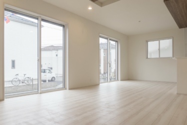 掃き出し窓とは？メリット・デメリット、サイズと高さの選び方、価格、間取り事例を紹介