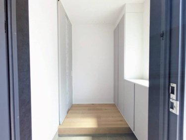 ■玄関・ホール　
＿ライトグレーで統一、トレンドカラーを取り入れた玄関