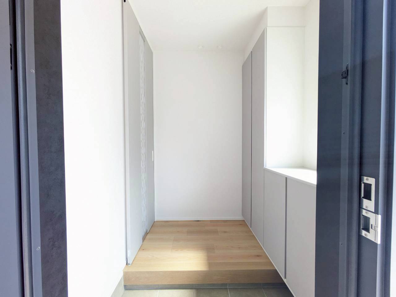 ■玄関・ホール　
＿ライトグレーで統一、トレンドカラーを取り入れた玄関