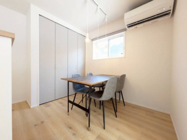 ■ダイニング　
＿配膳も片付けもラクラク。キッチン横に設けたダイニング