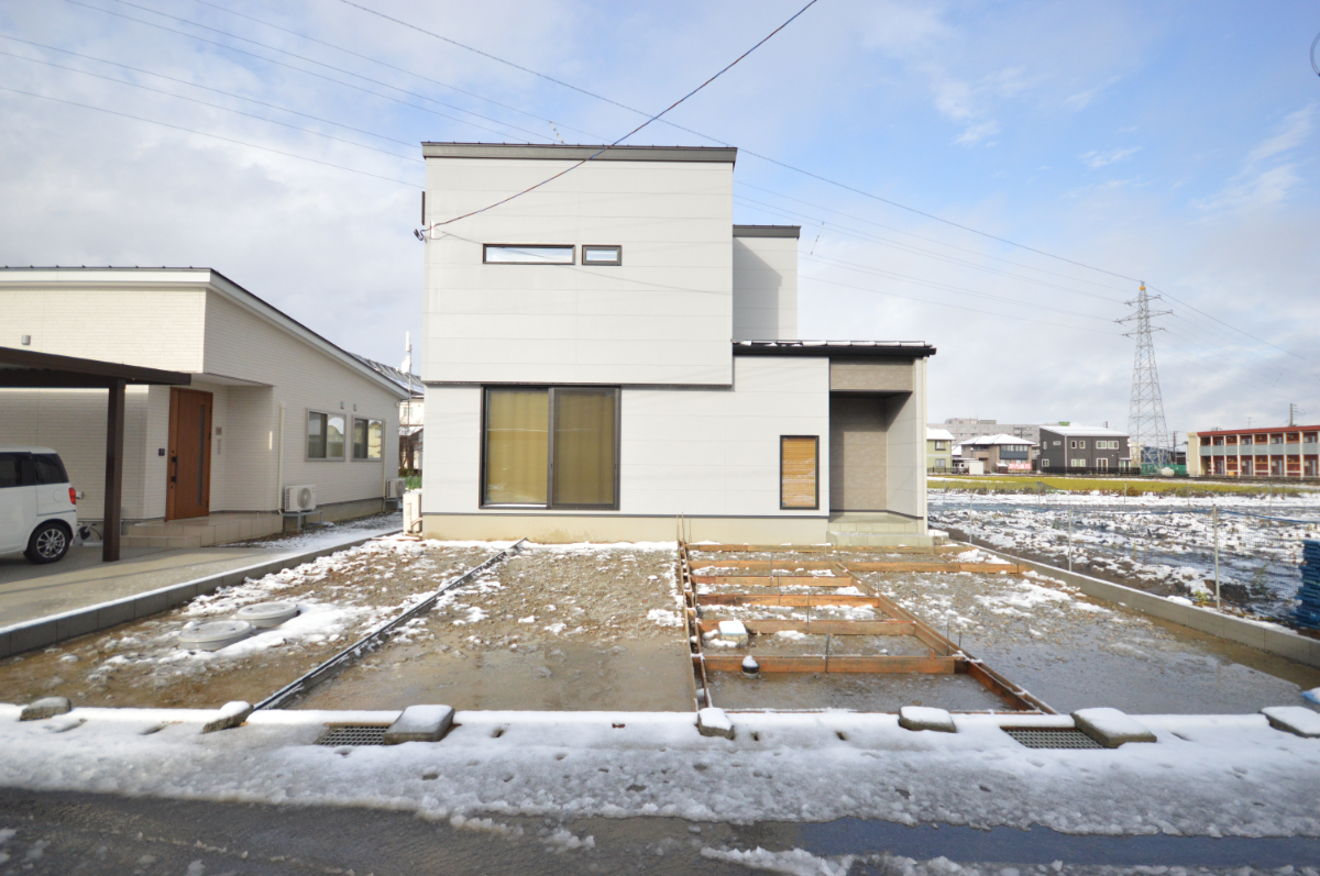 ■外観写真（正面）　
※撮影時点では外構が工事中のため、完成後とは一部異なる場合がございます。