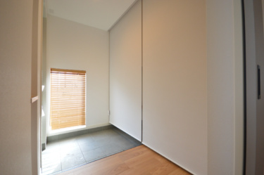 ■玄関・土間収納
ロールスクリーン付きなのでササッと隠せて清潔をキープ。