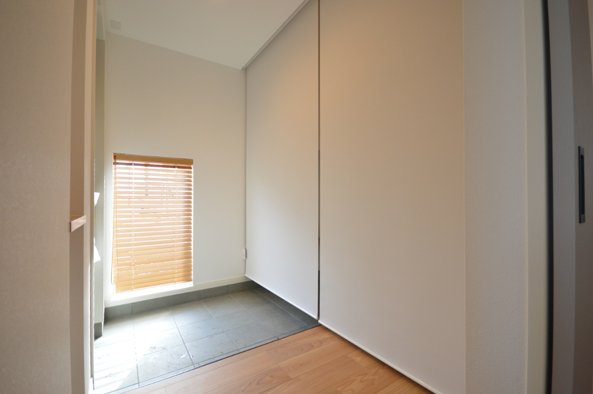 ■玄関・土間収納
ロールスクリーン付きなのでササッと隠せて清潔をキープ。