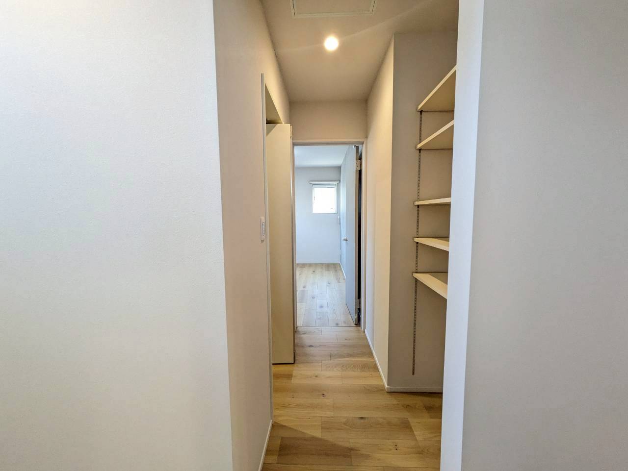 ■廊下　
＿１階寝室へと繋がる廊下・収納部分タイプのウォークインクローゼット