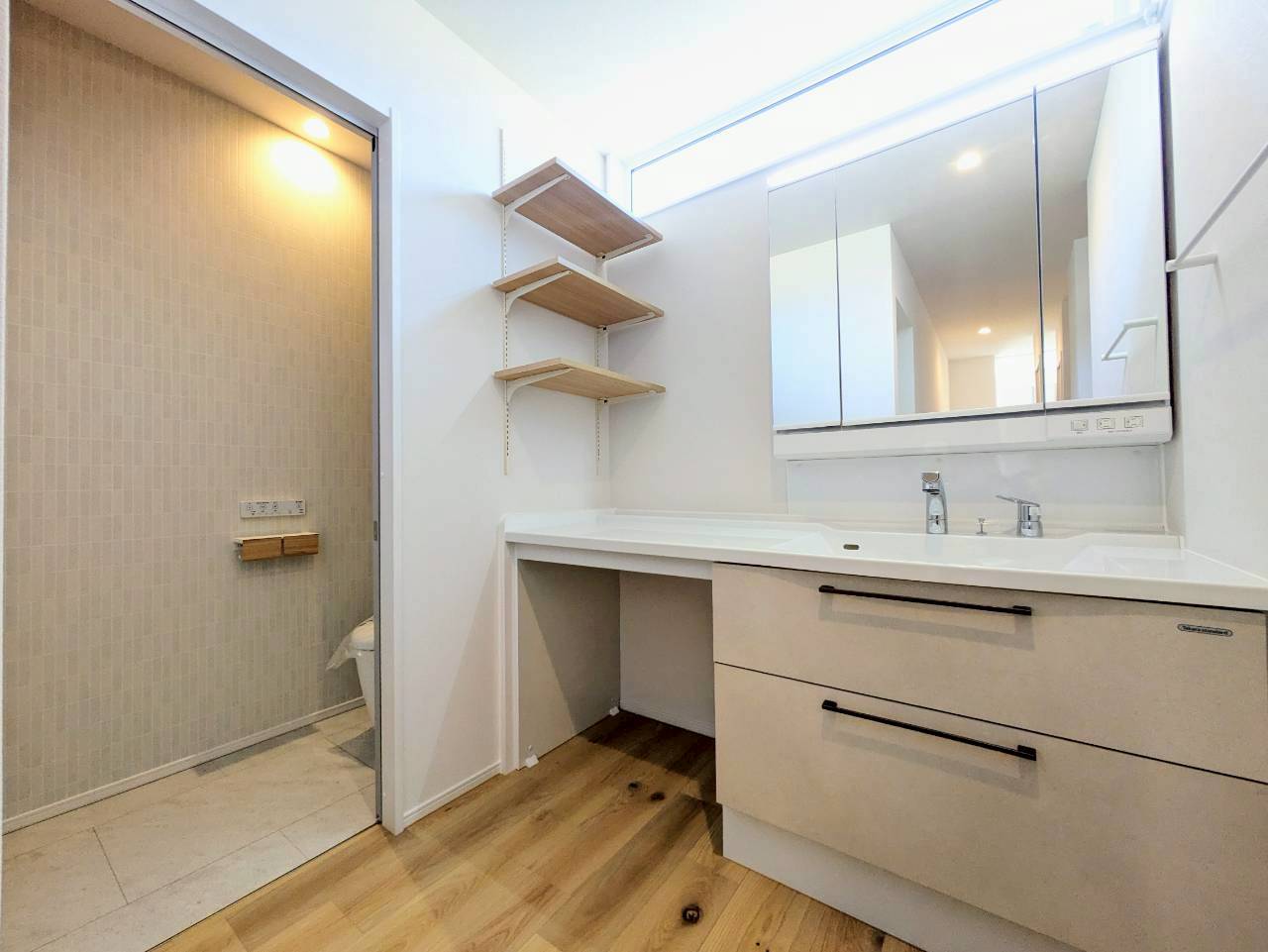 洗面コーナー・トイレ　
＿広々カウンターと、たっぷり収納の洗面空間。