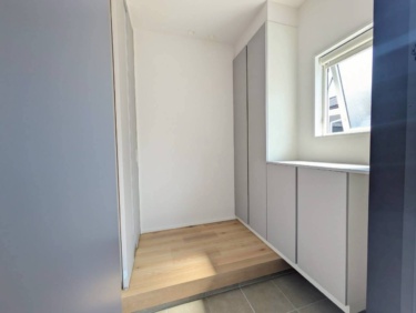 ■玄関（収納部分）　
＿靴も小物もすっきり収まるたっぷり収納のある玄関