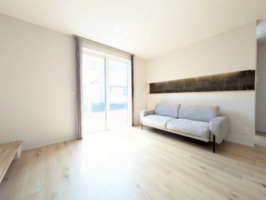 ■ギャラリーみたいなリビング　
＿壁一面に広がる、魅せるニッチのあるリビング。