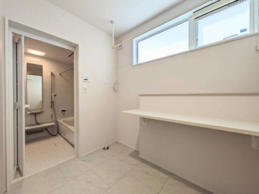 ■ランドリールーム・浴室　
＿室内用物干しを備えた、ゆとりのランドリールーム。