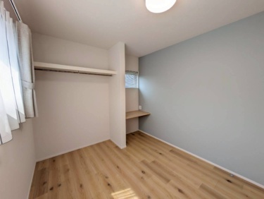 ■洋室Ｂ　
＿ブルーのアクセントクロスとグレーのカーテンがマッチする子ども部屋